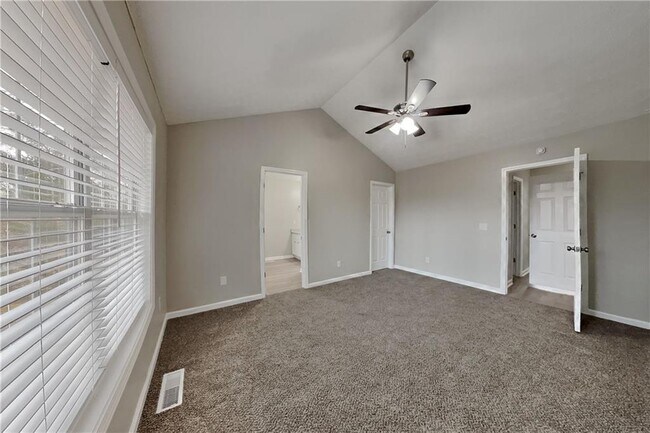 Building Photo - 5493 Riverchase Dr