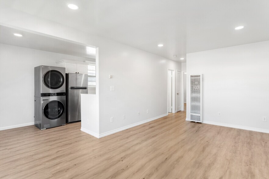 Building Photo - 630 E San Antonio Dr