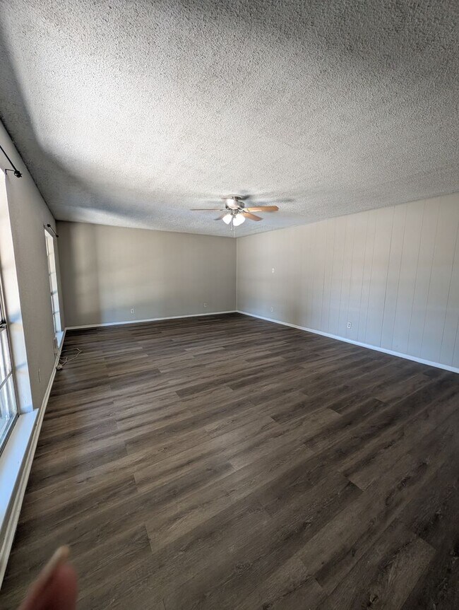 Building Photo - 6807 Blue Lake Dr
