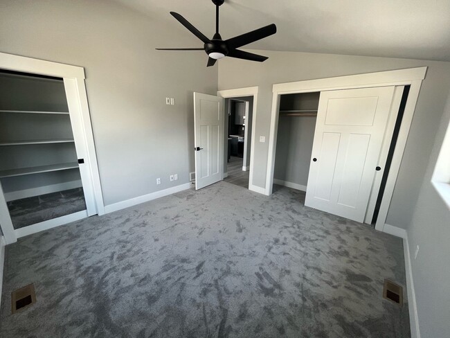 Building Photo - 216 Miller Ln