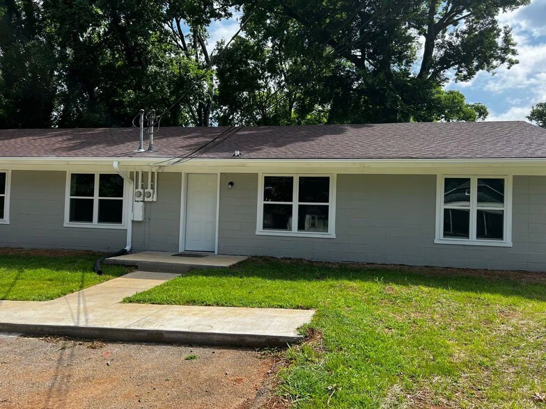 Primary Photo - 468 N Locust St