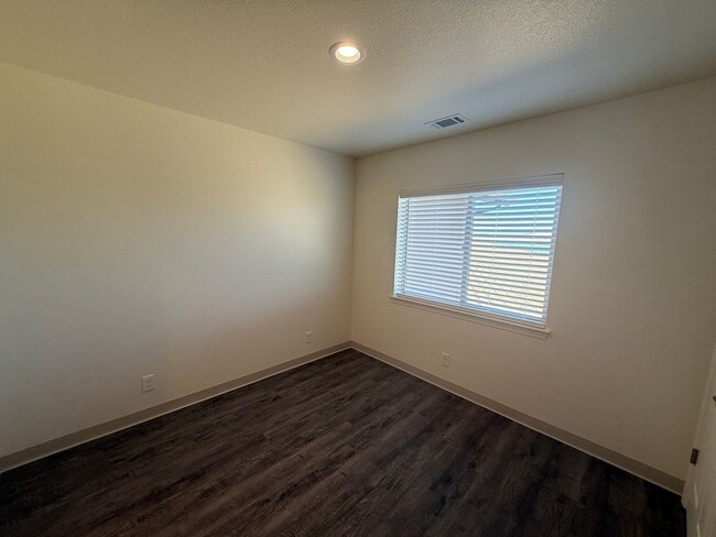 Building Photo - Free Month of Rent for Move in before Dec 1st - Brand New Upstairs 3 Bedroom Apartment