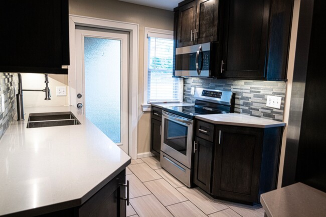 Building Photo - RockhillR6512