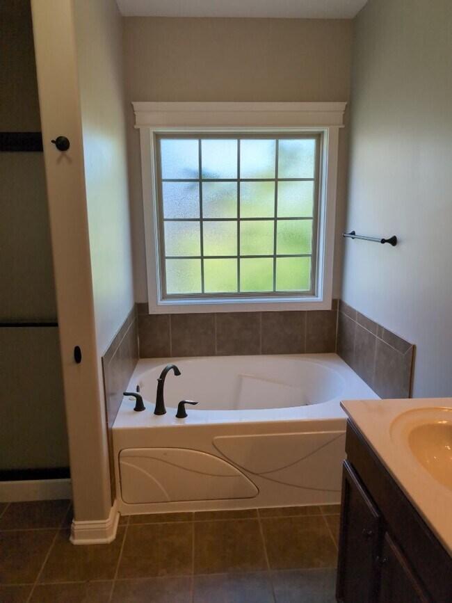 Building Photo - 1320 Vantage Ct