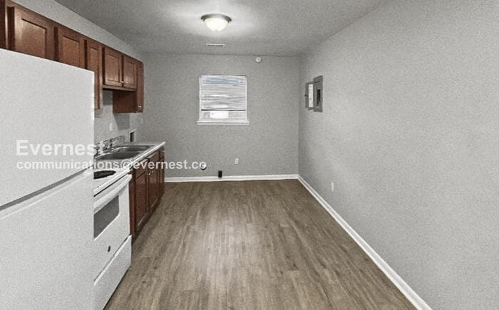 Building Photo - 1024 4th Ave W