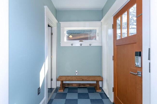 Back Entry - 718 NE Dekum St