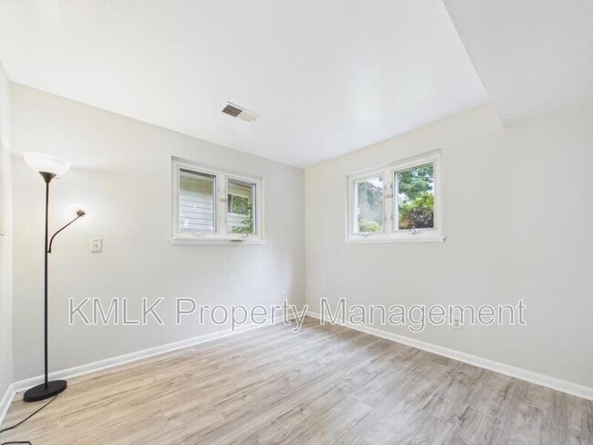 Building Photo - 1323 Hilton Dr