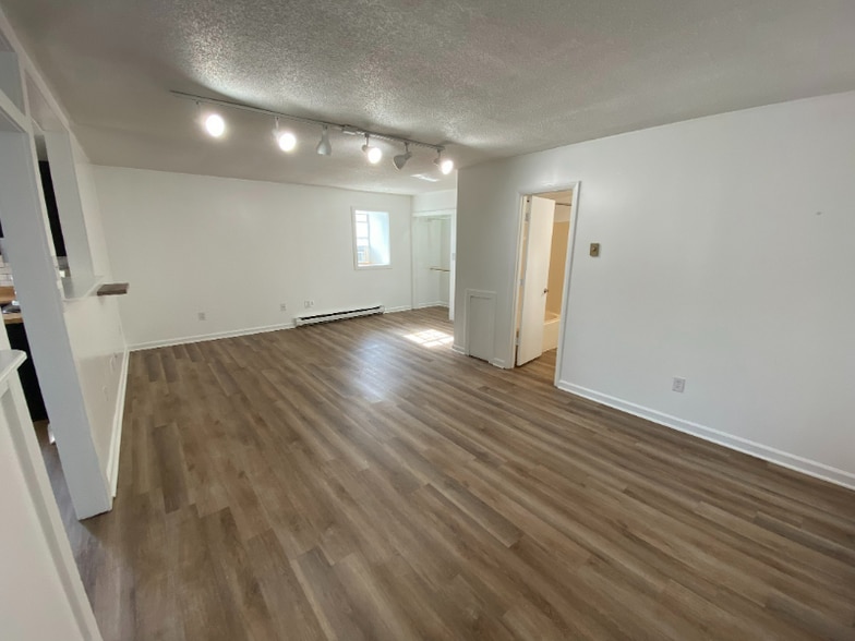 Building Photo - 610 N Eisenhower Dr