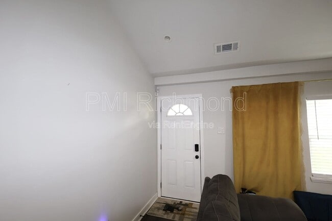 Building Photo - 936 Halsey Ln