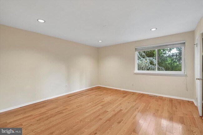 Building Photo - 156 Eaton Dr