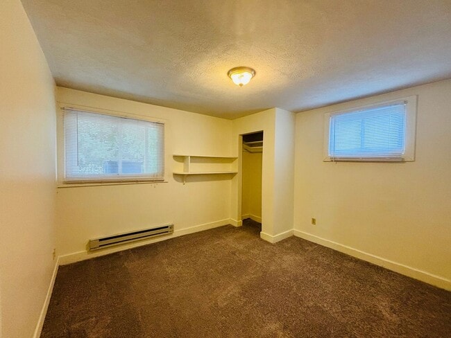 Building Photo - 3 Bedroom 1 Bath Duplex