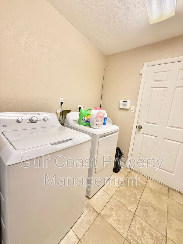 Building Photo - 2436 Abscott St