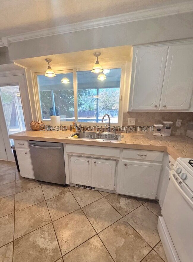 Building Photo - 4225 Clendon Way