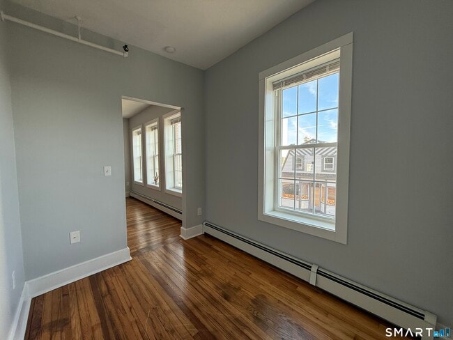 Building Photo - 187 Bank St