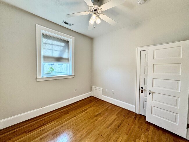 Building Photo - Amazing Garden-Style Condo Available 08-11-26! Vintage Building - All Appliances Convey!