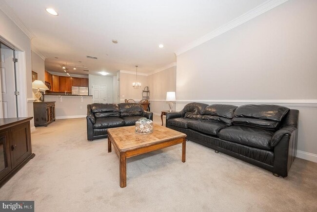 Building Photo - 300 W Elm St