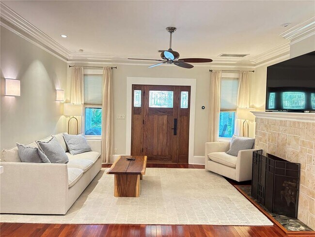 Building Photo - 324 Julia Pl