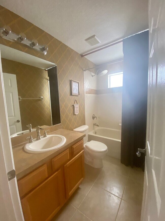 Building Photo - 5 BEDROOM HOUSE WITH PRIVATE POOL AND LAKE...