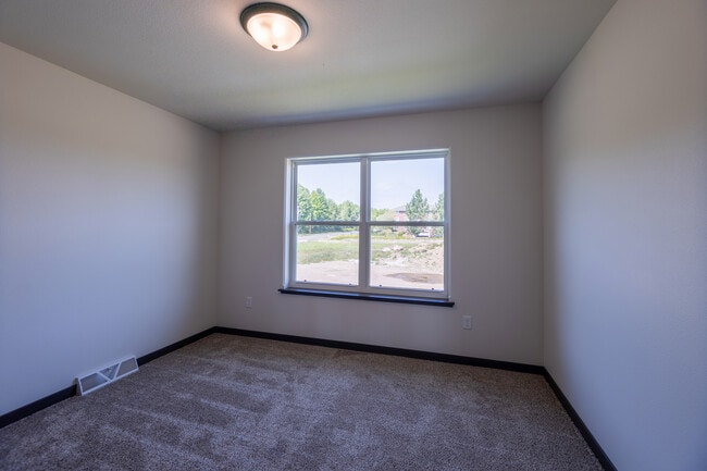 Building Photo - 1604 Eastside Cir
