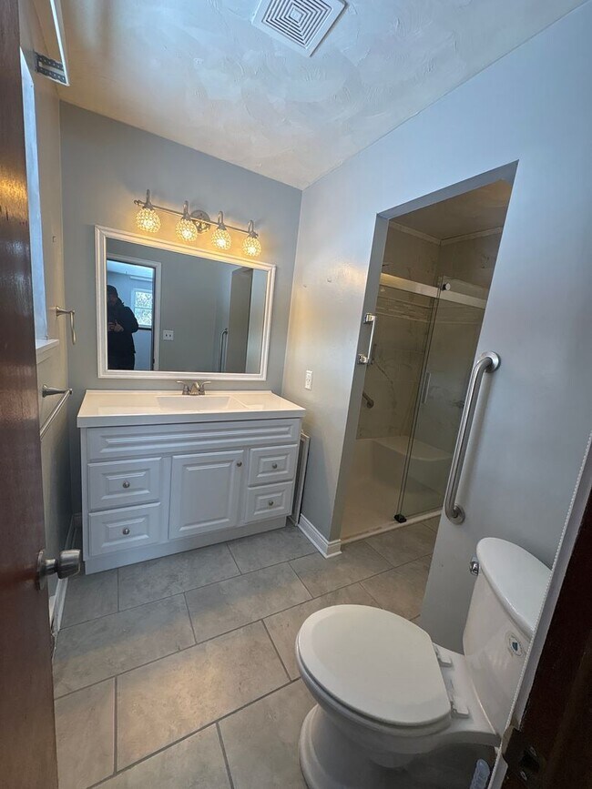 Building Photo - Renovated large home located in Beachwood