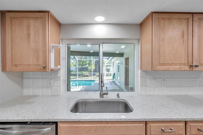 Building Photo - 8789 Maplewood Rd