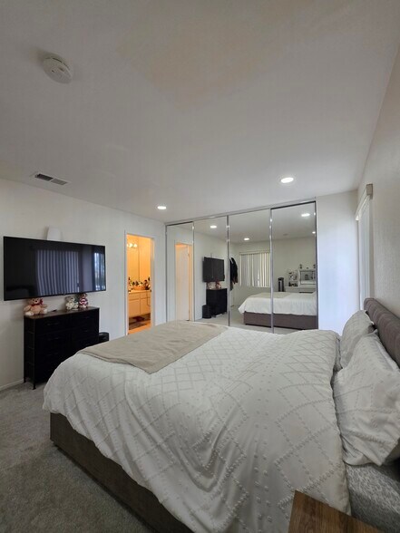 Building Photo - 9949 Scripps Westview Way