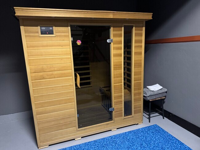 4 person Infrared Sauna / Treadmill / workout station - 494 Teal Ln