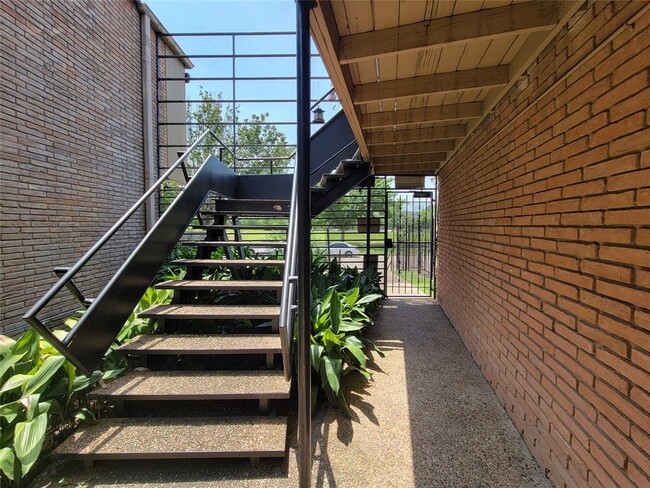 Building Photo - 3809 N Braeswood Blvd