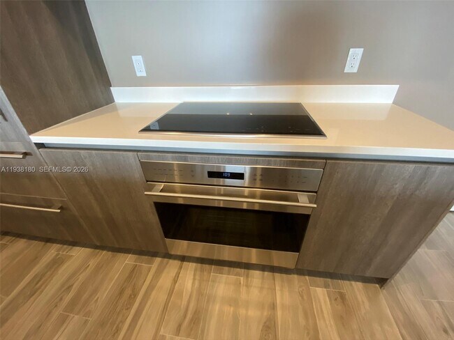 Building Photo - 801 S Miami Ave