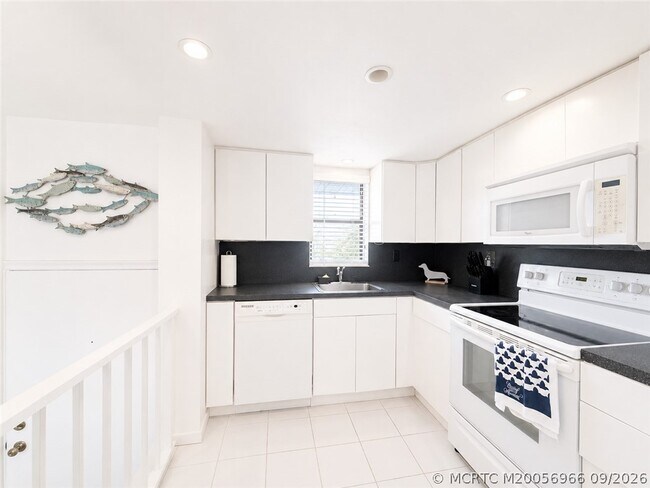 Building Photo - 11000 S Ocean Dr