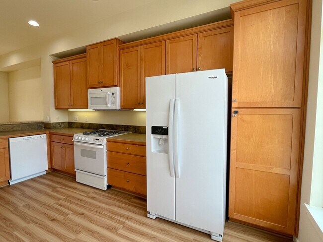 Building Photo - Huge, Updated 2 bed 2.5 bath Issaquah High...