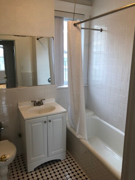 Building Photo - 121 Park Dr