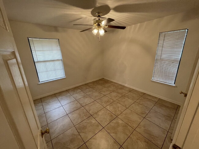 Building Photo - 2 Bed/1 Bath in Pleasanton, TX