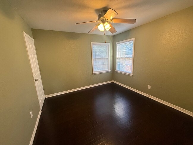 Building Photo - 2 bedroom 2 bathroom house 76116