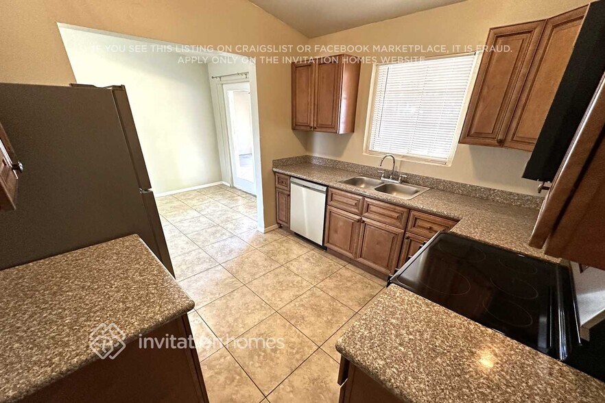 Building Photo - 3220 E Monte Vista Rd