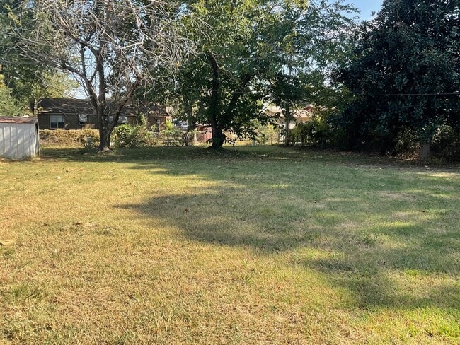 Building Photo - $1,200.00 Move-in-Special