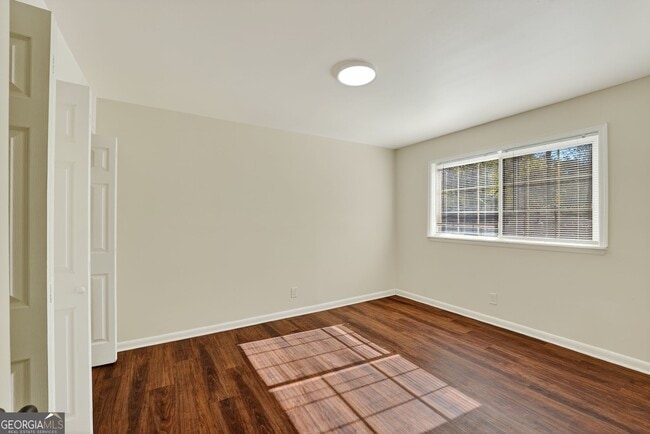 Building Photo - 2516 Peachwood Cir NE