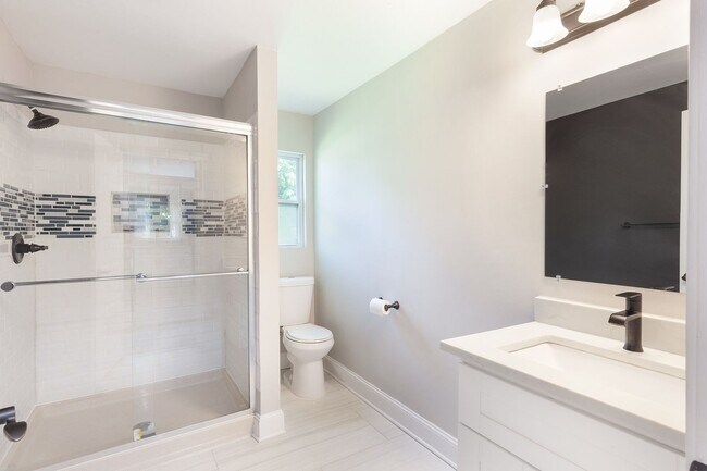 Building Photo - Updated 3bd/2ba w/ Large Backyard & Lawn C...