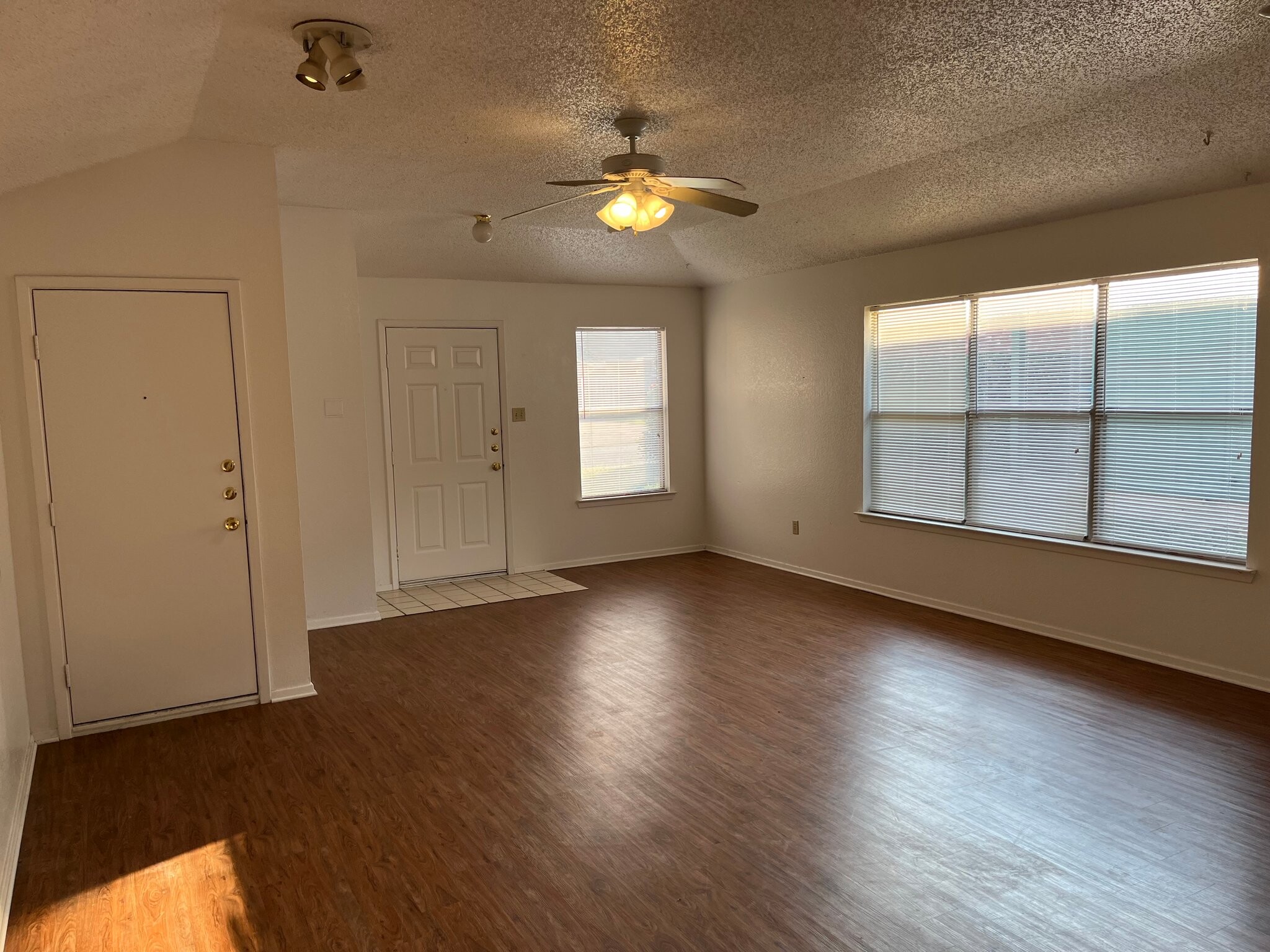 Building Photo - 10258 Aurora Dr