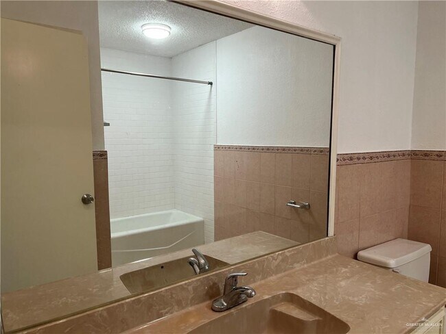 Building Photo - 20 Redbud Ave