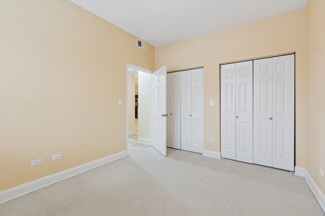 Building Photo - 5758 N California Ave