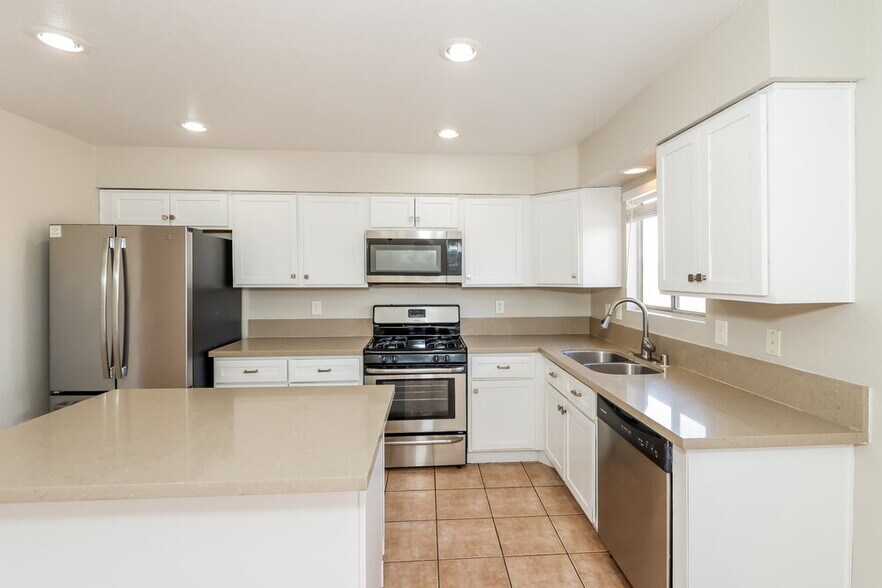 Building Photo - 390 Newbury Ct