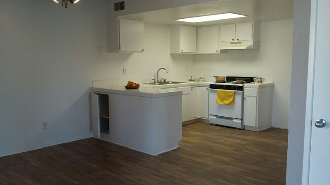 Building Photo - 1627 N Fair Oaks Ave