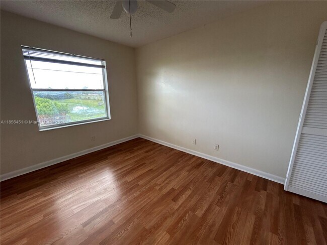 Building Photo - 910 Cypress Way E