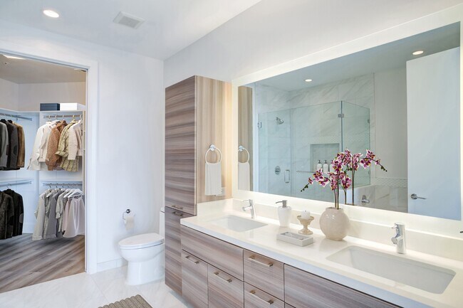 Building Photo - Sleek & Stylish 2/2 in the Heart of Downtown