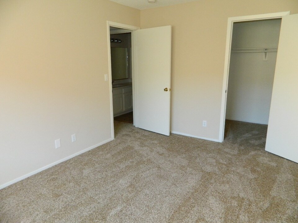 Building Photo - 4340 Sanderling Cir