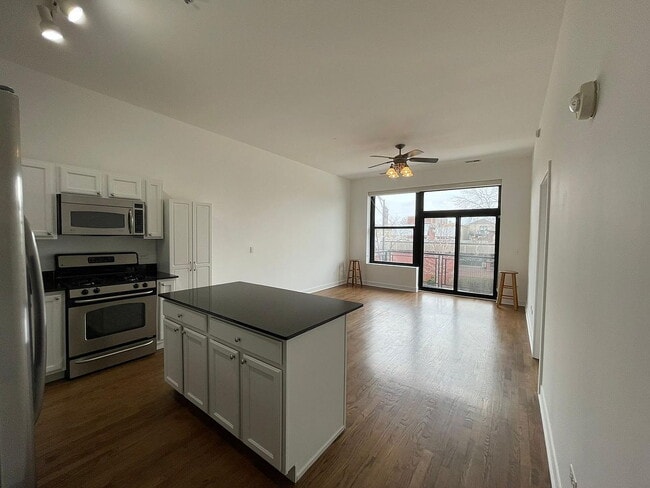 Building Photo - "Spacious 3-Bed, 2-Bath Gem in Chicago's Heart – 1205 Sq Ft of Modern Living!"