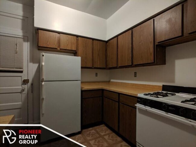 Building Photo - 2 bedroom in CHICAGO IL 60657