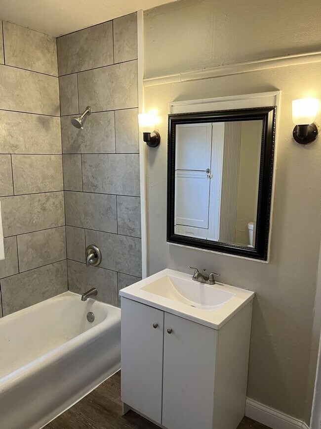 Building Photo - 2640 N 53rd Street - 2 Bedroom House