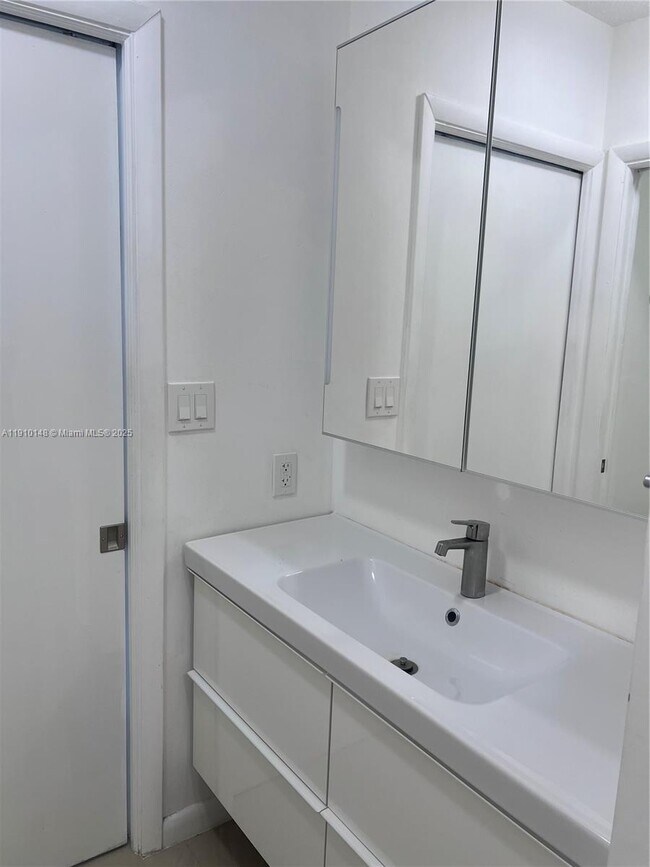 Building Photo - 400 N Riverside Dr